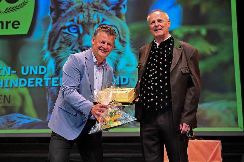 Bürgermeister Christian Scheider überreicht Mag. Heinz Pfeifer den Sozialpreis der Stadt Klagenfurt