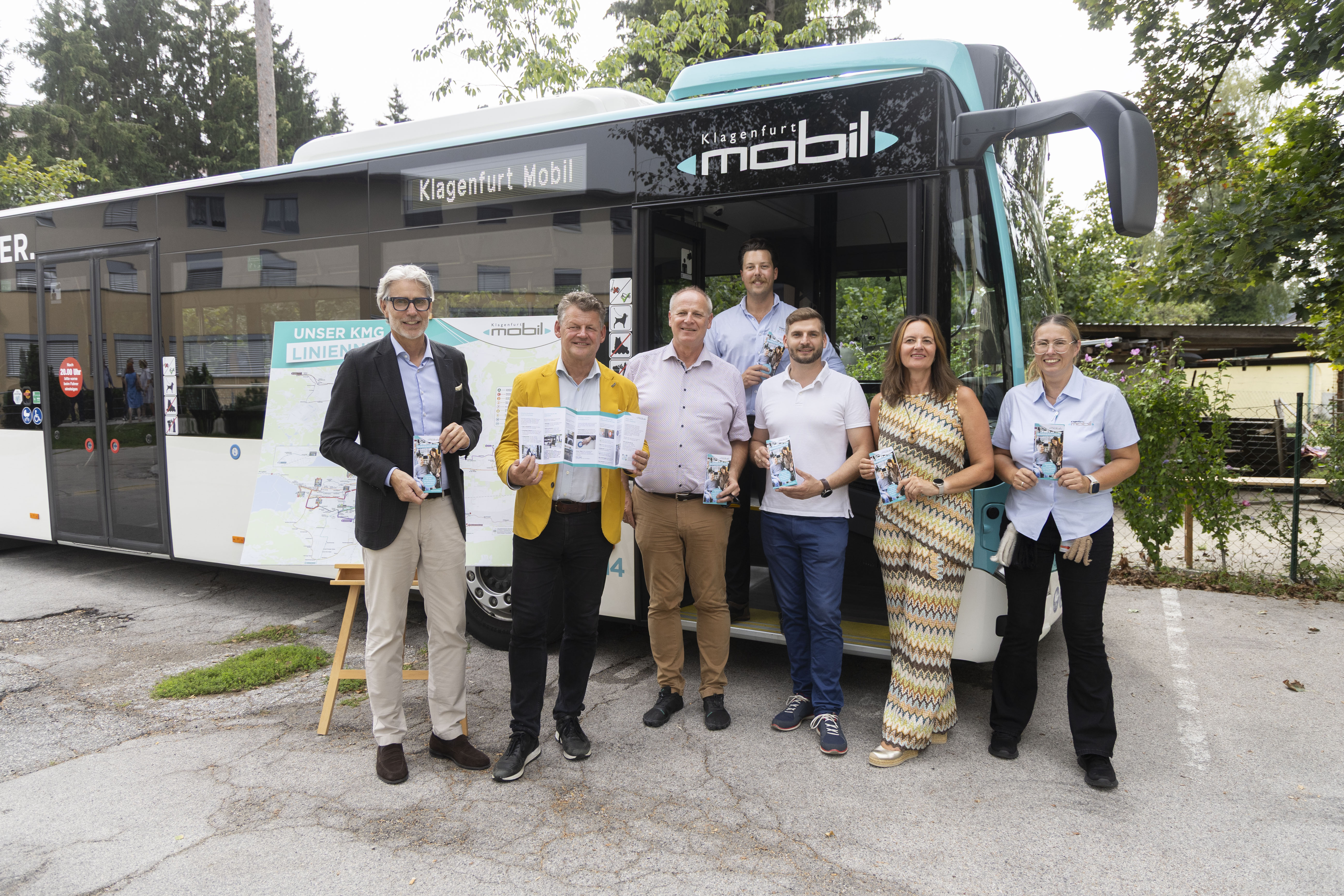 Bürgermeister Christian Scheider, Daniel Radacher, KMG-Geschäftsführer Hansjörg Schusser und BSVK-Präsident Heinz E. Pfeifer präsentieren den neuen Folder für barrierefreie Mobilität in Klagenfurt